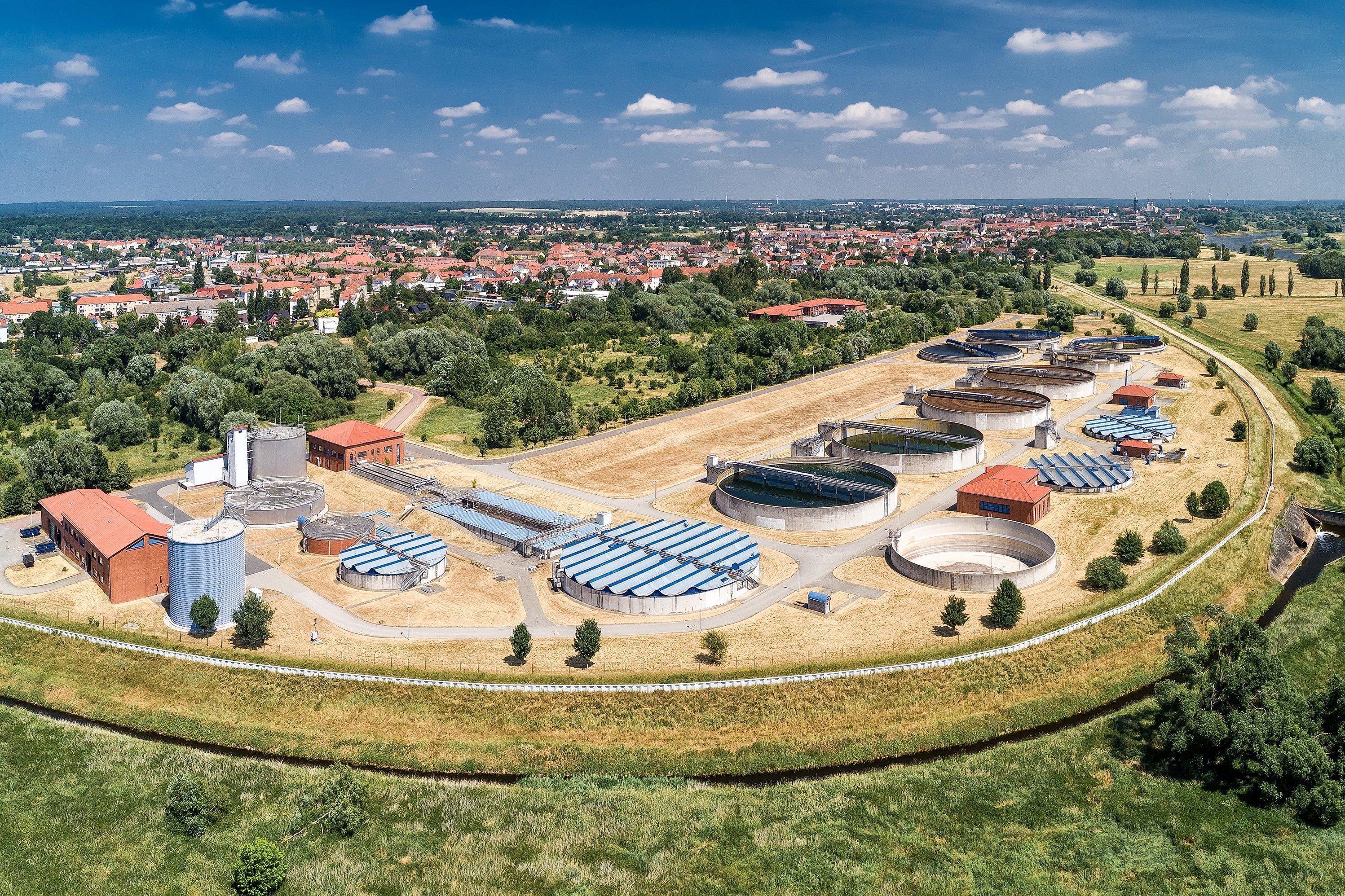 Kläranlage des Entwässerungsbetriebes Lutherstadt Wittenberg aus der Vogelperspektive
