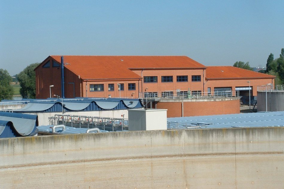 Blick zum Schlammentwässerungsgebäude