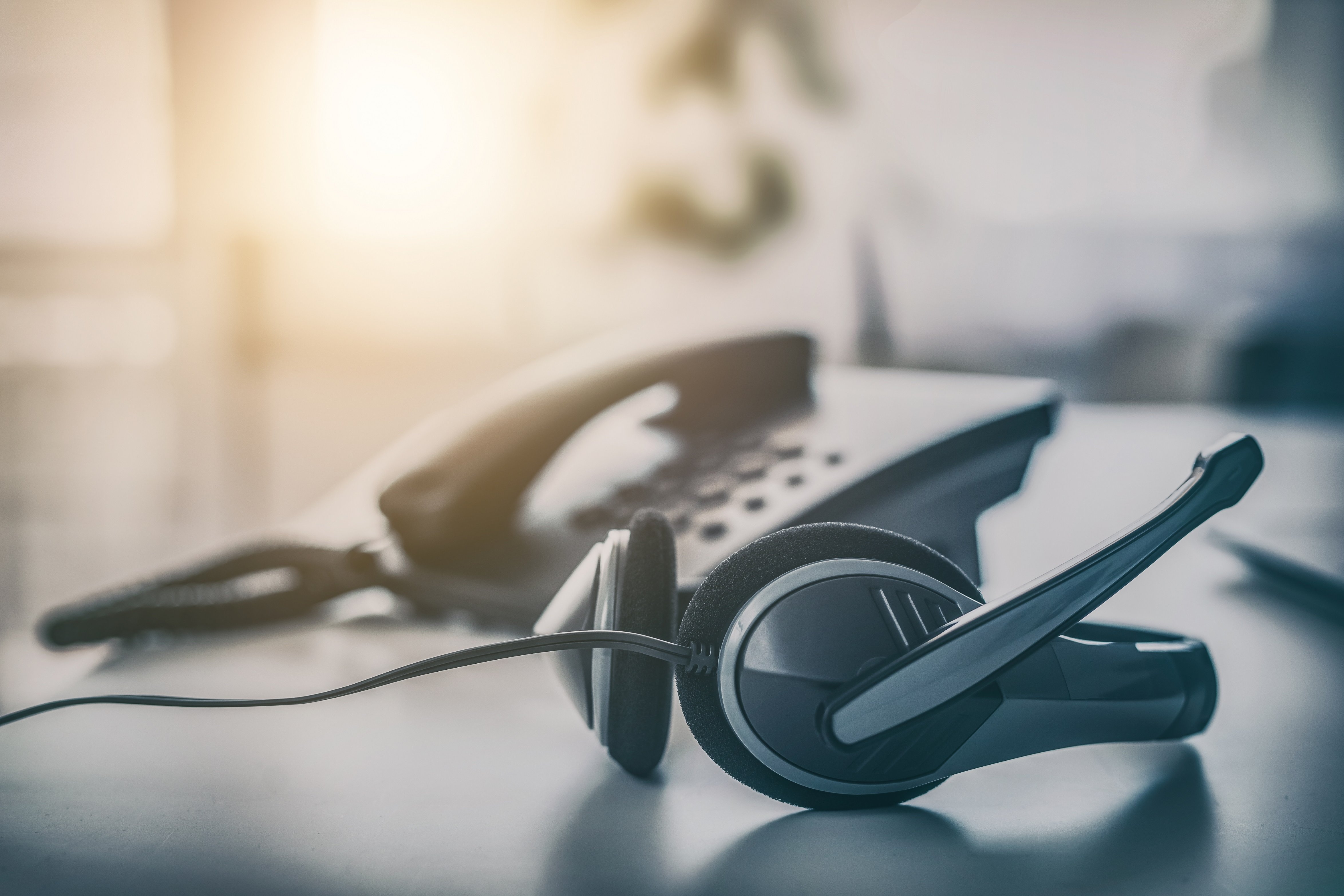 Telefon und Headset auf einem Tisch