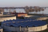 Klärbecken der Kläranlage mit Sicht auf die Elbe im Hintergrund